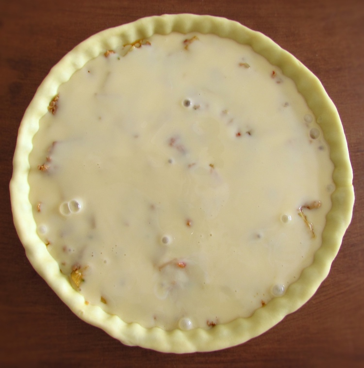 Pie filled with potato, tuna and béchamel