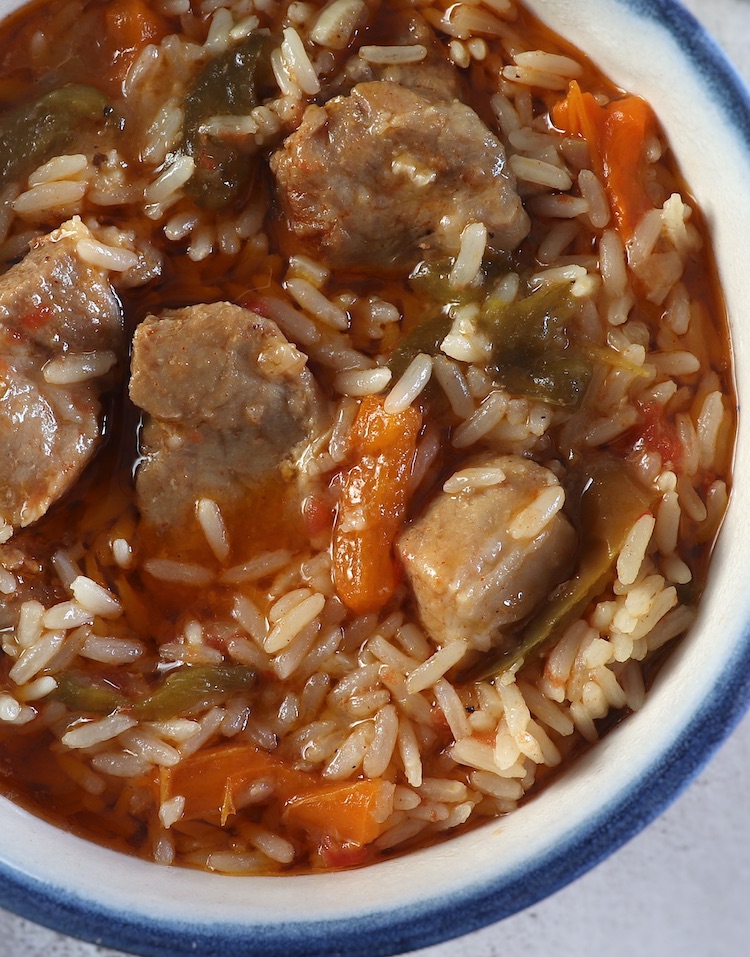 Arroz com entrecosto e pimentos numa terrina