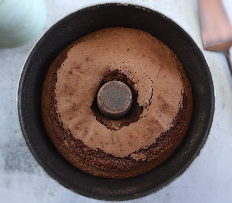 Bolo de chocolate numa forma de bolos redonda com furo no meio