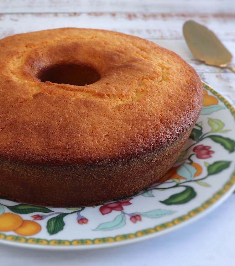 Bolo simples e fofo num prato