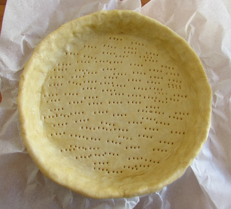 Pie pan lined with pastry