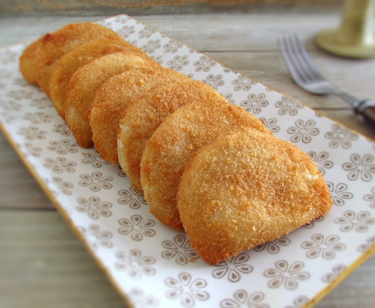 Meat rissoles on a platter