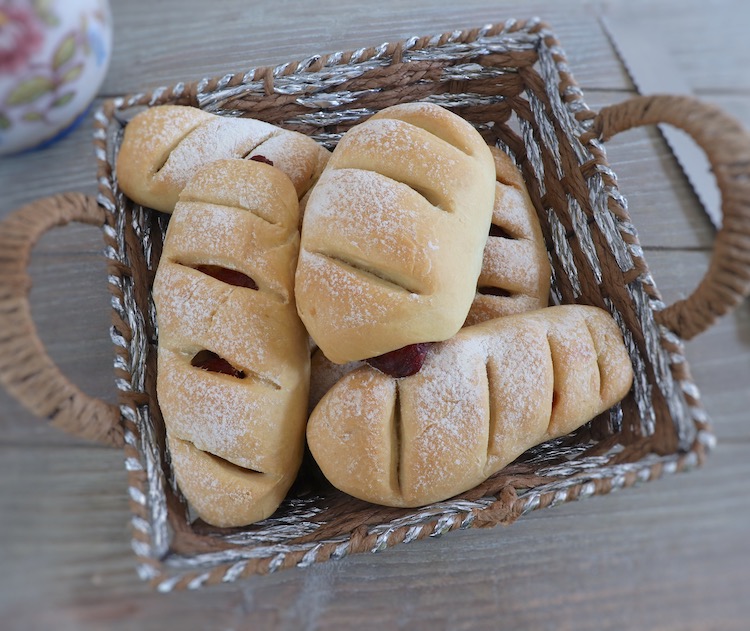 Pão com chouriço numa cesta de pão