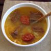 Sopa de carne numa tigela de sopa