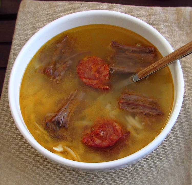Sopa de carne numa tigela de sopa