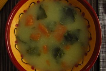 Sopa de couve galega numa tigela de sopa