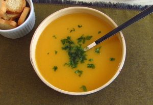 Sopa creme de cenoura com laranja numa tigela de sopa