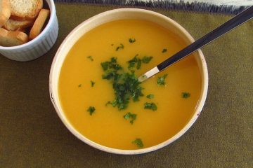Sopa creme de cenoura com laranja numa tigela de sopa