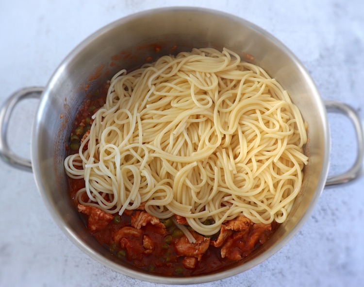 Spaghetti, turkey and peas in a large saucepan
