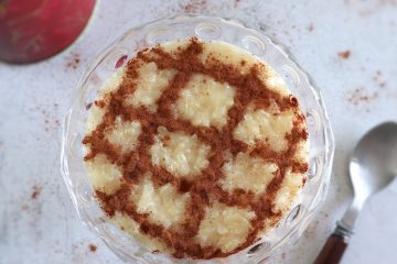 Arroz doce com leite condensado numa taça de vidro