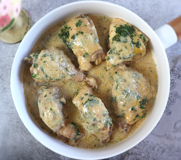 Chicken fricassee on a dish bowl