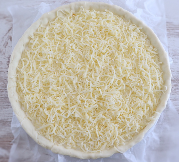 Pie filled with cod mixture, béchamel and cream sauce and grated cheese