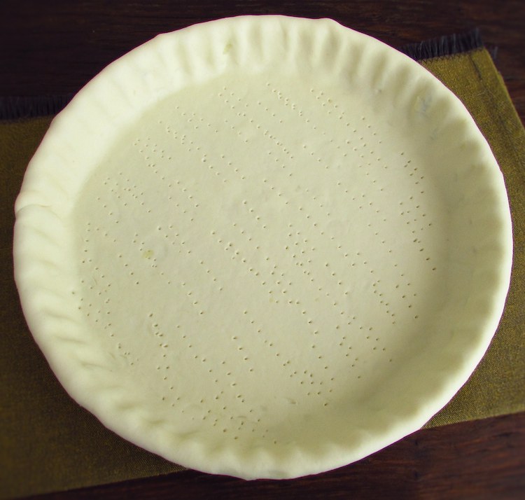 Pie pan lined with shortcrust pastry