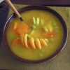 Sopa colorida numa tigela de sopa