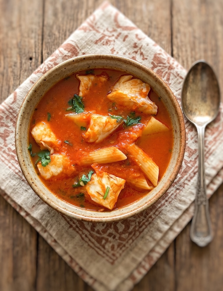 Sopa de peixe numa tigela de sopa