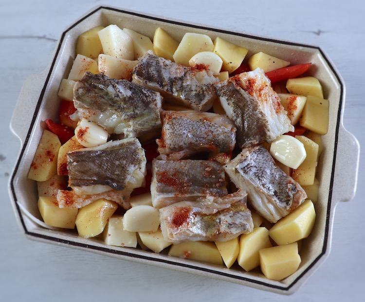 Bacalhau com tomate e batatas numa assadeira