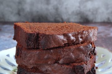 Fatias de bolo suave de chocolate num prato