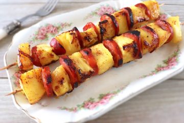 Pineapple and chouriço kebabs on a platter