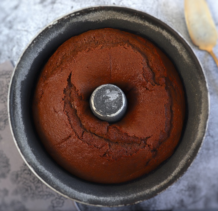 Bolo de café numa forma de bolos redonda com furo no meio