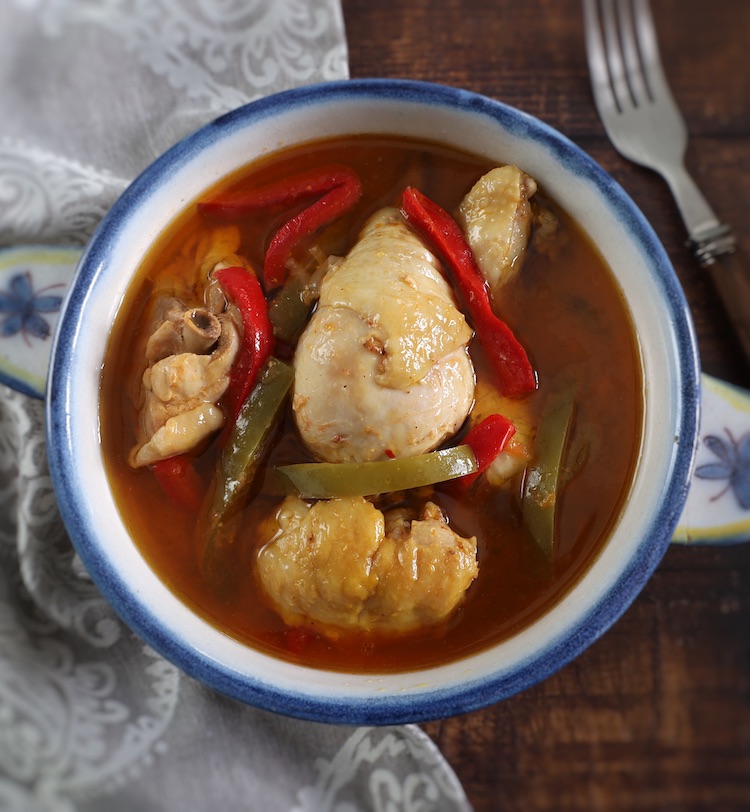 Frango guisado com pimentos numa terrina