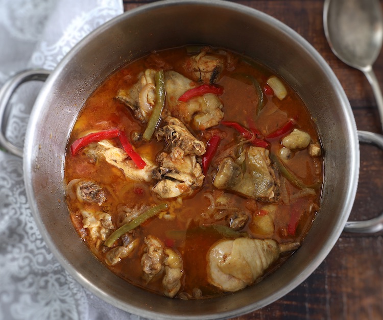 Frango guisado com pimentos num tacho