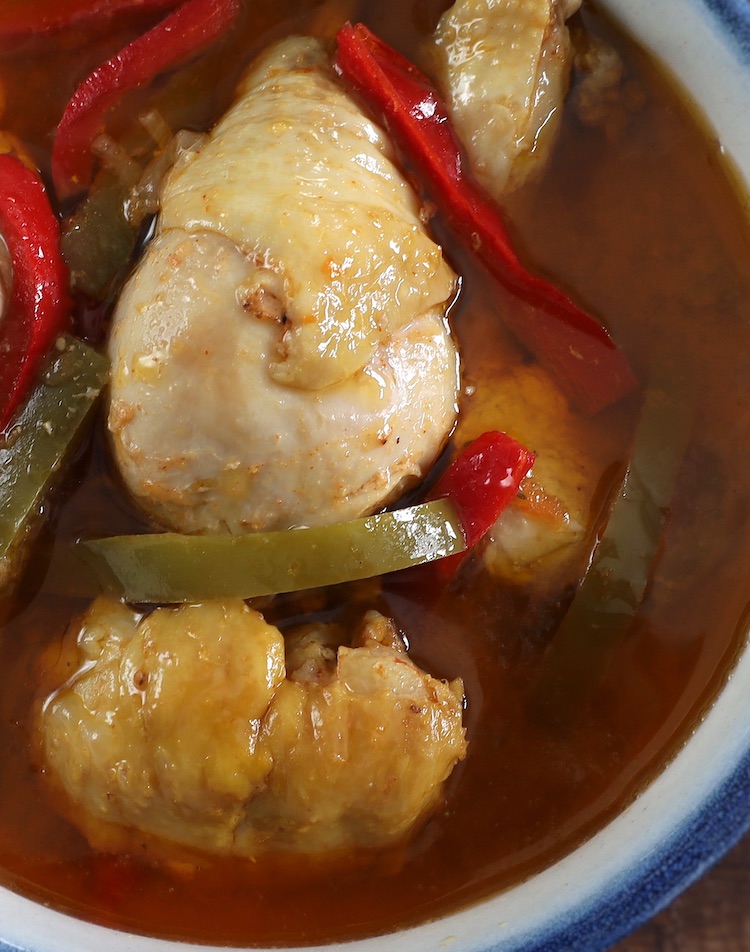 Frango guisado com pimentos numa terrina
