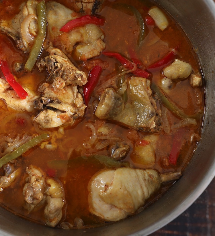 Frango guisado com pimentos num tacho