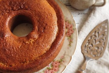 Bolo de Pera e Canela num prato