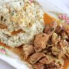 Migas à Alentejana com carne de porco numa travessa