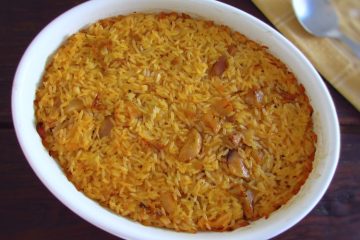 Arroz de coelho no forno numa assadeira