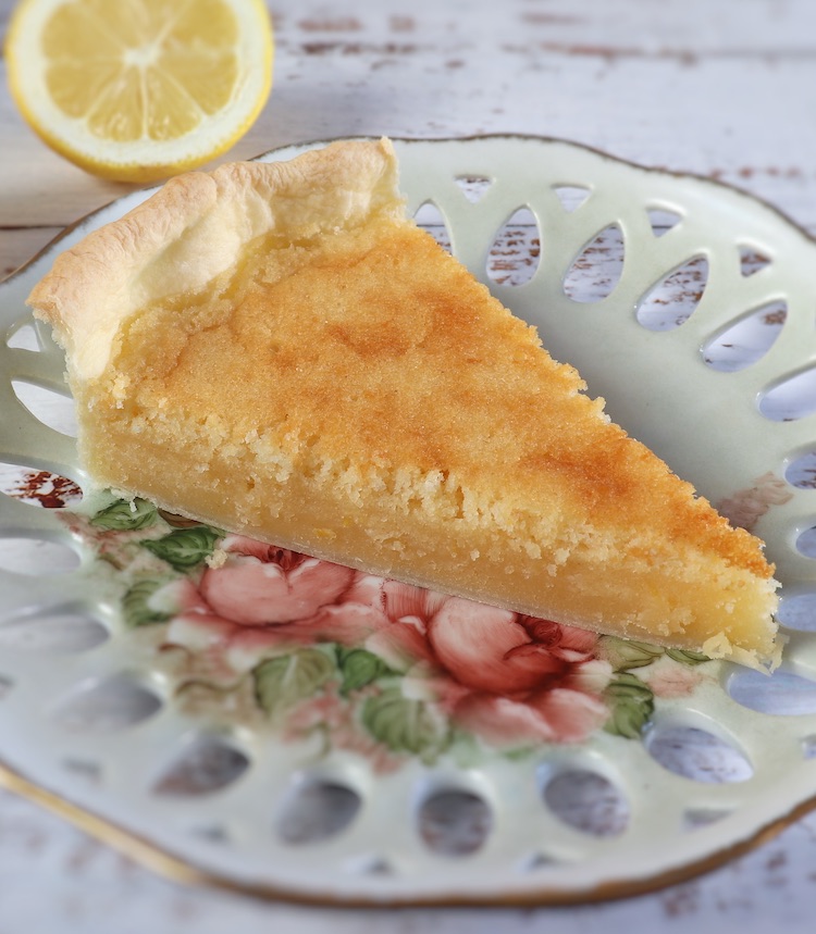 Fatia de tarte de limão num prato