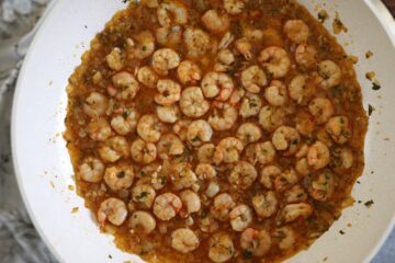 Camarão frito com alho e limão numa frigideira