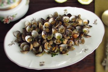 Cockles with lemon juice on a platter