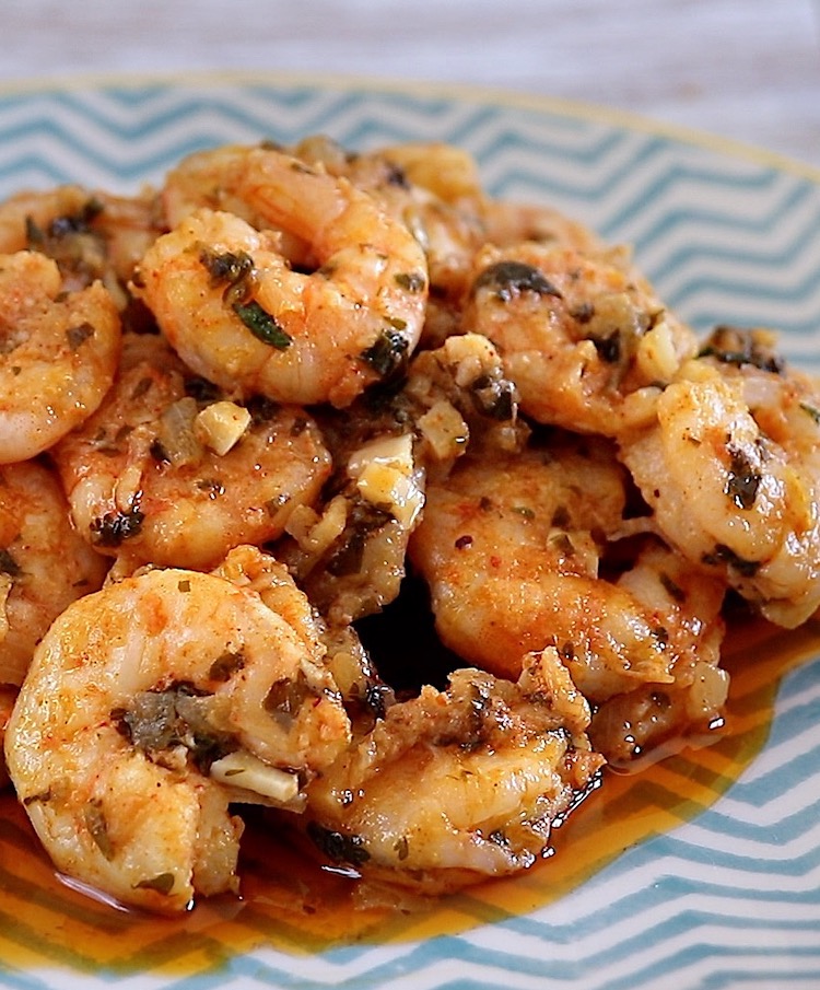 Quick and easy garlic shrimp in a plate