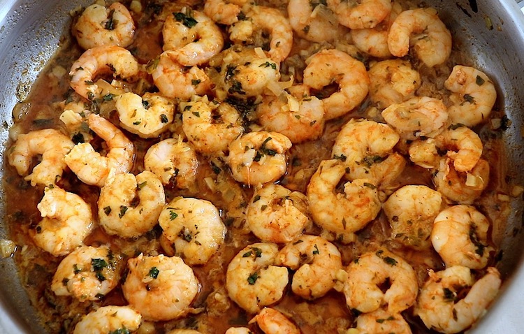 Quick and easy garlic shrimp in a large skillet