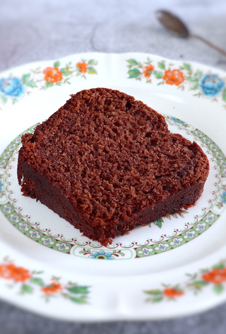 Fatia de bolo doce de chocolate num prato