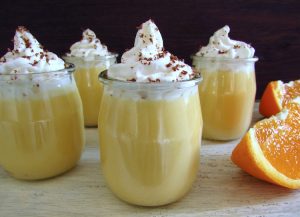 Mousse de laranja em taças de vidro