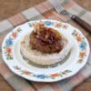 Hambúrgueres caseiros com cebola caramelizada num prato
