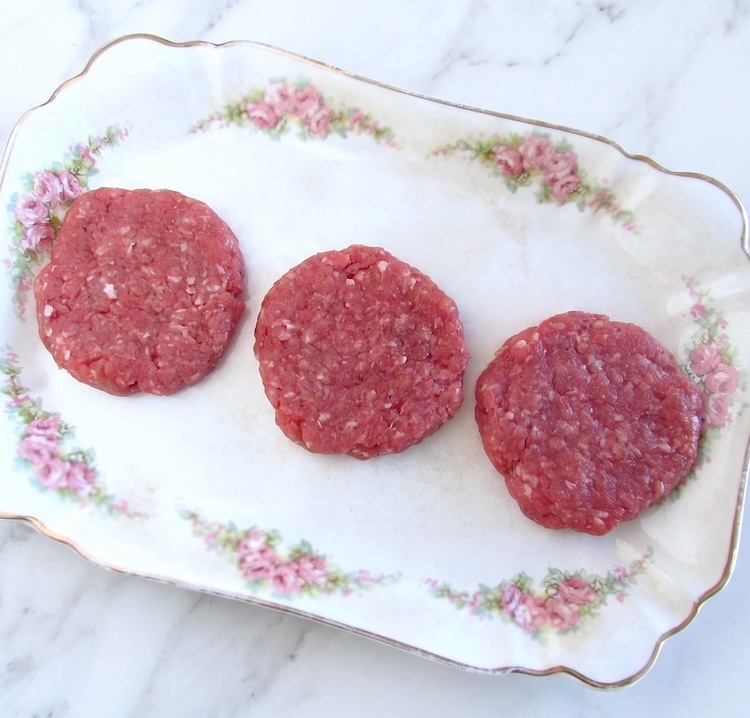 Mistura de carne de hambúrgueres numa travessa