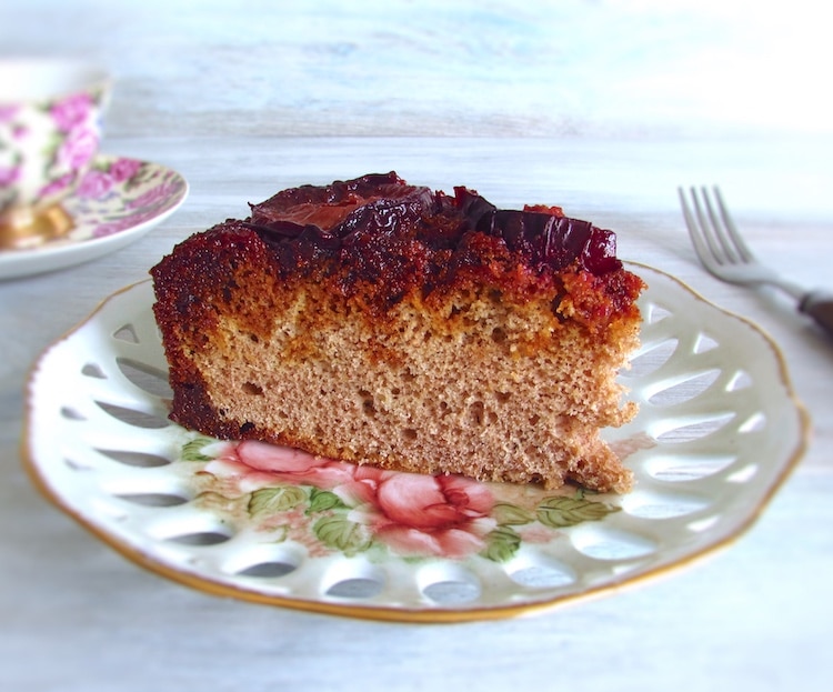 Fatia de bolo de ameixa caramelizado num prato