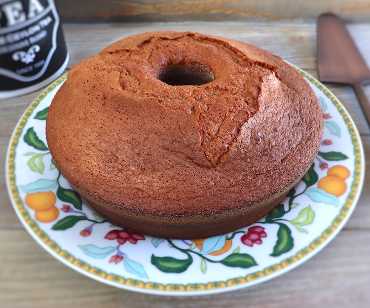 Bolo de mel e canela num prato