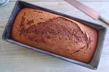 Bolo de chocolate caseiro numa forma de bolos rectangular