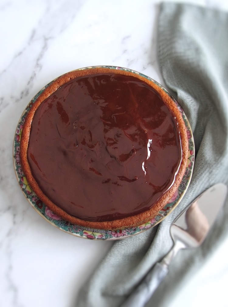 Bolo de maçã com cobertura de chocolate num prato
