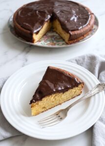 Bolo de maçã com cobertura de chocolate num prato