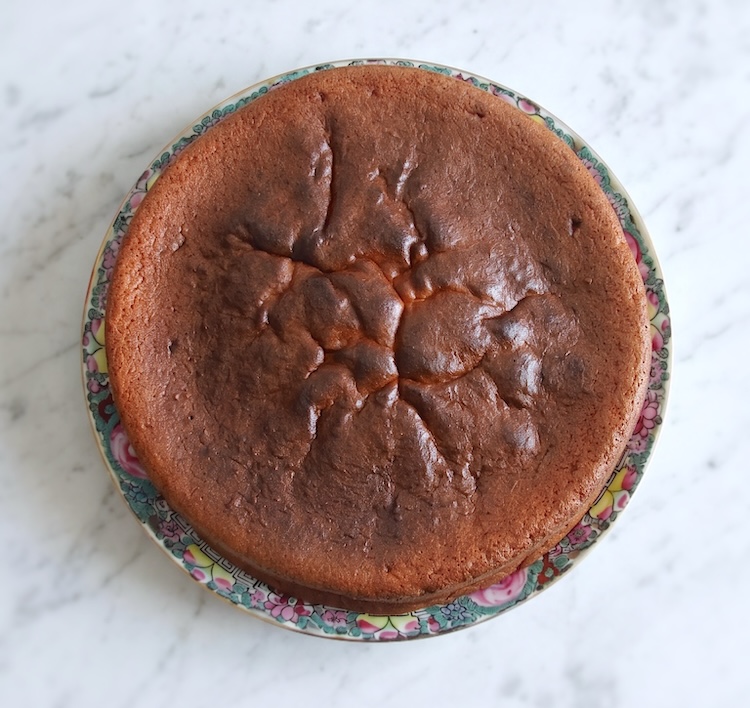 Bolo de maçã com cobertura de chocolate passo 6