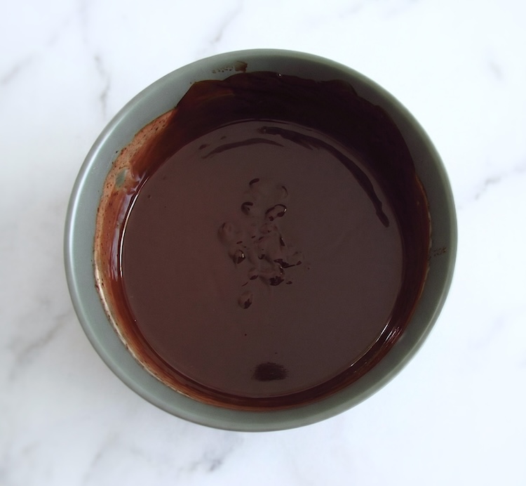 Bolo de maçã com cobertura de chocolate passo 7