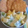Fruta com bolachas num prato