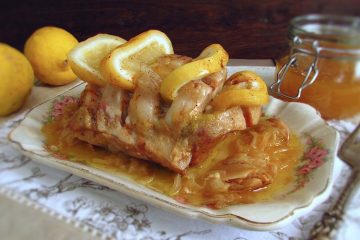 Lombo de porco estufado com limão e mel numa travessa