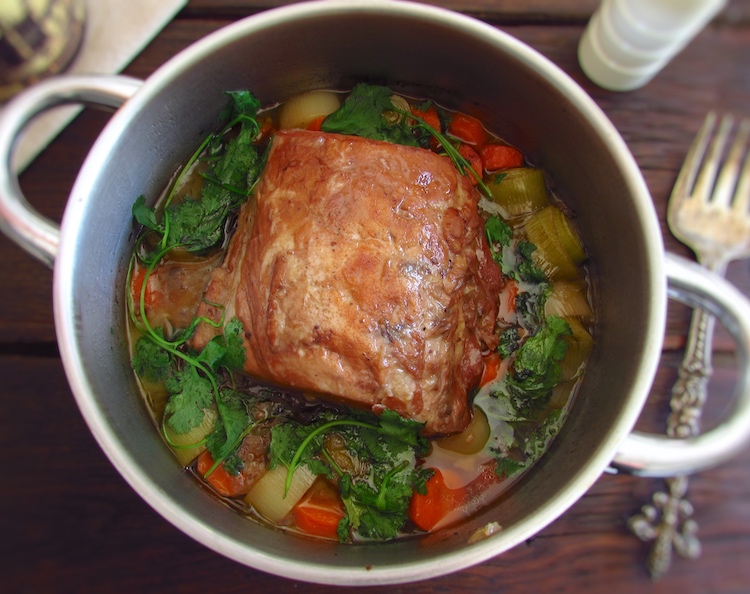 Lombo de porco estufado com cenoura alho francês num tacho