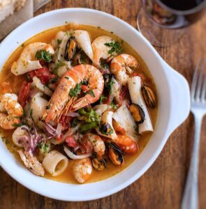 Caldeirada de Marisco num prato fundo